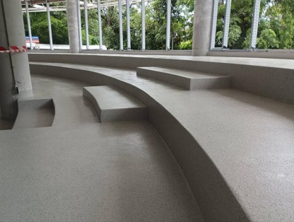 การติดตั้งพื้นอัฒจันทร์ Stone Carpet - พื้นโพลีไวนิลคละสีชนิดเคลือบแข็ง - บารมี